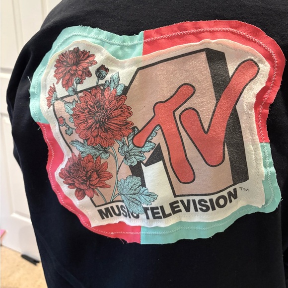 NWT Upcycled funky mtv music television large sweatshirt. 23 pit to pit - Picture 3 of 9